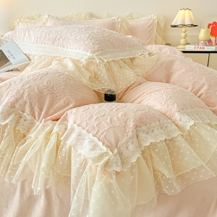 91家纺网 家纺一手货源 找家纺 锦格家纺 2025新款A类高克重雕花牛奶绒花边四件套 初薇-玉粉