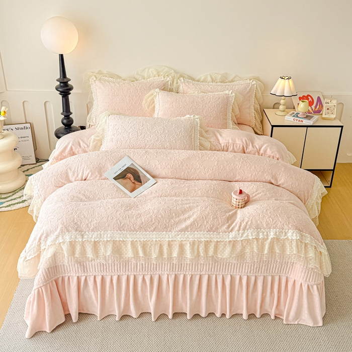 91家纺网 家纺一手货源 找家纺 锦格家纺 2025新款A类高克重雕花牛奶绒花边四件套 初薇-玉粉