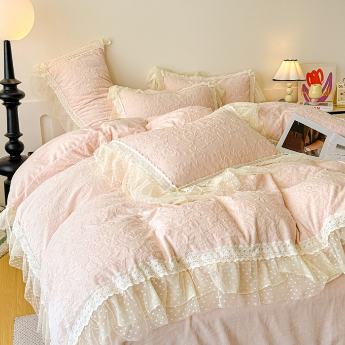 91家纺网 家纺一手货源 找家纺 锦格家纺 2025新款A类高克重雕花牛奶绒花边四件套 初薇-玉粉