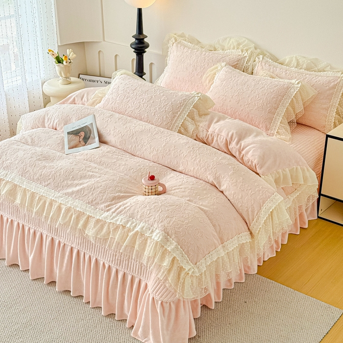 91家纺网 家纺一手货源 找家纺 锦格家纺 2025新款A类高克重雕花牛奶绒花边四件套 初薇-玉粉