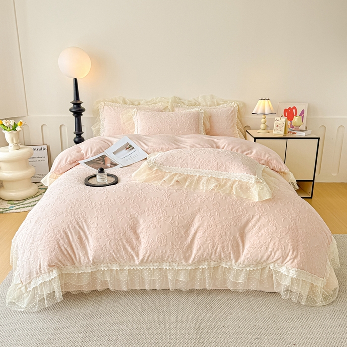 91家纺网 家纺一手货源 找家纺 锦格家纺 2025新款A类高克重雕花牛奶绒花边四件套 初薇-玉粉