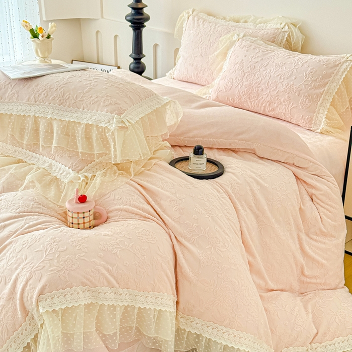 91家纺网 家纺一手货源 找家纺 锦格家纺 2025新款A类高克重雕花牛奶绒花边四件套 初薇-玉粉