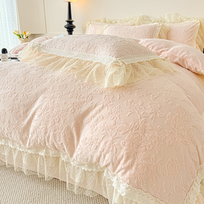 91家纺网 家纺一手货源 找家纺 锦格家纺 2025新款A类高克重雕花牛奶绒花边四件套 初薇-玉粉