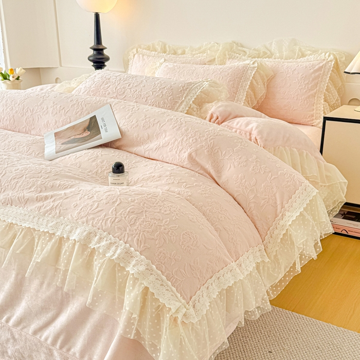 91家纺网 家纺一手货源 找家纺 锦格家纺 2025新款A类高克重雕花牛奶绒花边四件套 初薇-玉粉