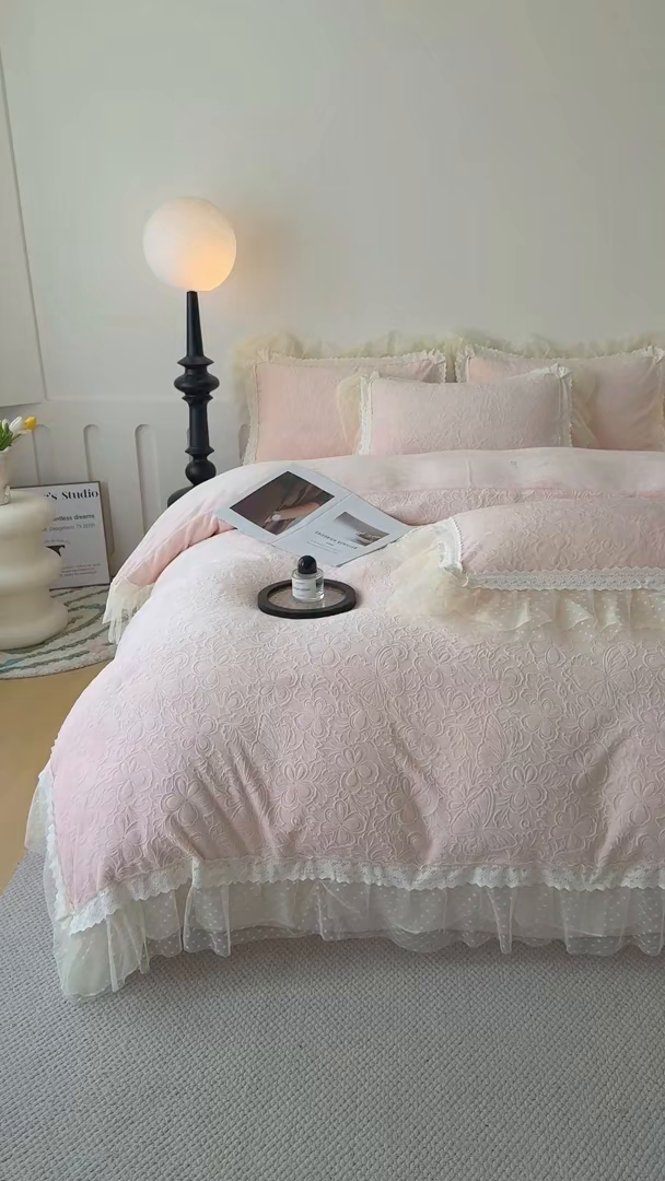 91家纺网 家纺一手货源 找家纺 锦格家纺 2025新款A类高克重雕花牛奶绒花边四件套 初薇-玉粉