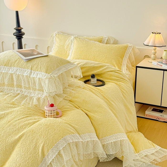 91家纺网 家纺一手货源 找家纺 锦格家纺 2025新款A类高克重雕花牛奶绒花边四件套 幻梦-黄
