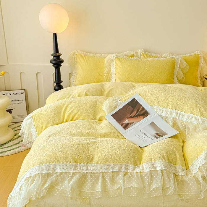 91家纺网 家纺一手货源 找家纺 锦格家纺 2025新款A类高克重雕花牛奶绒花边四件套 幻梦-黄