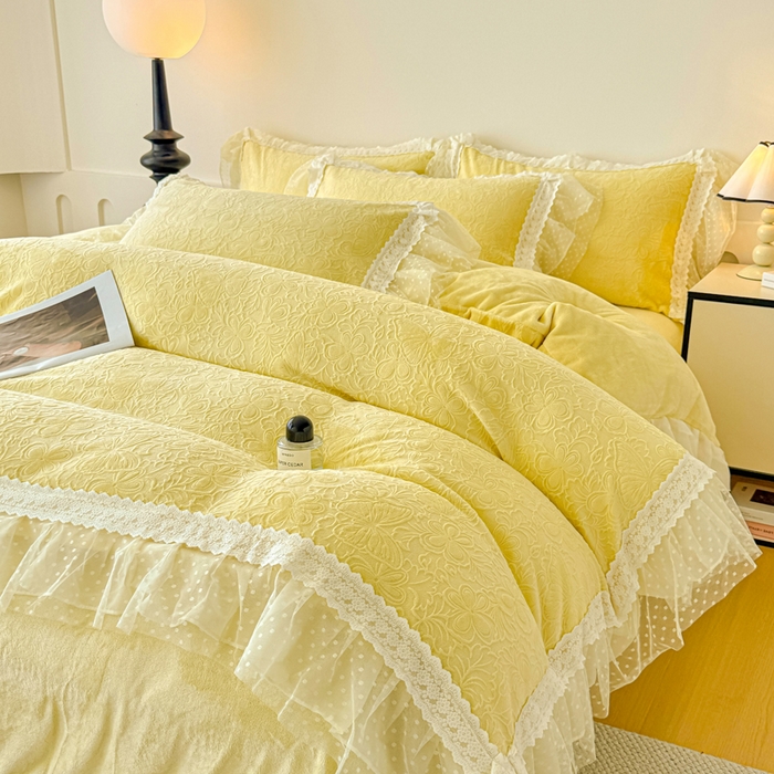 91家纺网 家纺一手货源 找家纺 锦格家纺 2025新款A类高克重雕花牛奶绒花边四件套 幻梦-黄