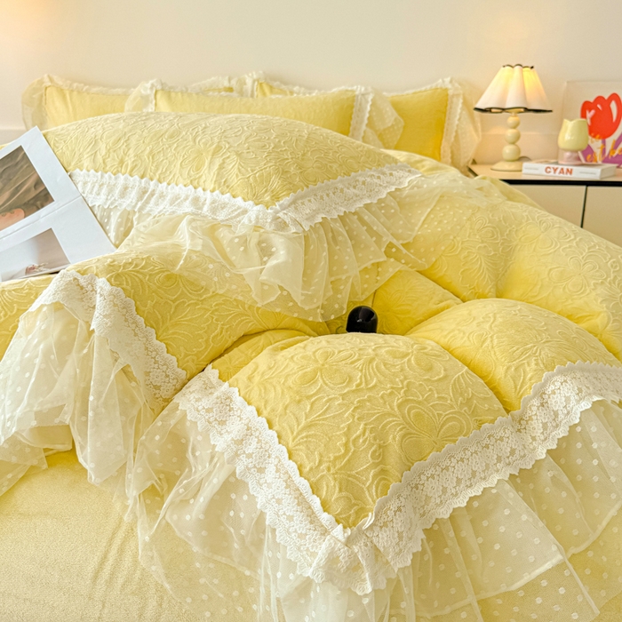 91家纺网 家纺一手货源 找家纺 锦格家纺 2025新款A类高克重雕花牛奶绒花边四件套 幻梦-黄