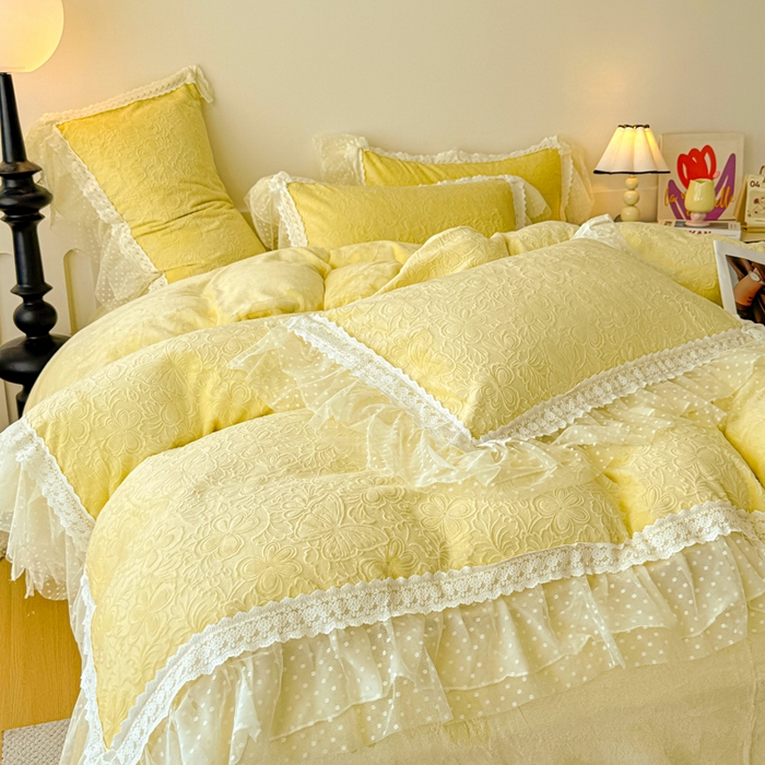 91家纺网 家纺一手货源 找家纺 锦格家纺 2025新款A类高克重雕花牛奶绒花边四件套 幻梦-黄