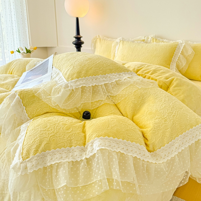 91家纺网 家纺一手货源 找家纺 锦格家纺 2025新款A类高克重雕花牛奶绒花边四件套 幻梦-黄