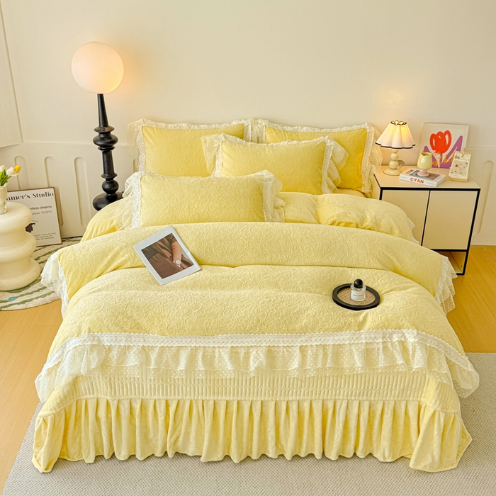 91家纺网 家纺一手货源 找家纺 锦格家纺 2025新款A类高克重雕花牛奶绒花边四件套 幻梦-黄