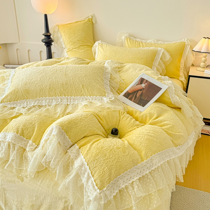 91家纺网 家纺一手货源 找家纺 锦格家纺 2025新款A类高克重雕花牛奶绒花边四件套 幻梦-黄