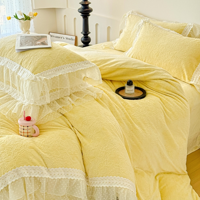 91家纺网 家纺一手货源 找家纺 锦格家纺 2025新款A类高克重雕花牛奶绒花边四件套 幻梦-黄