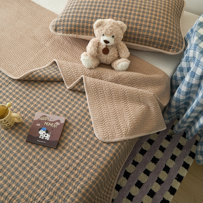 91家纺网 家纺一手货源 找家纺 沐纯家居 2025新款色织水洗棉棉绒（大豆纤维填充）床盖三件套 豆丁-卡其