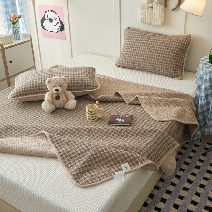 91家纺网 家纺一手货源 找家纺 沐纯家居 2025新款色织水洗棉棉绒（大豆纤维填充）床盖三件套 豆丁-卡其