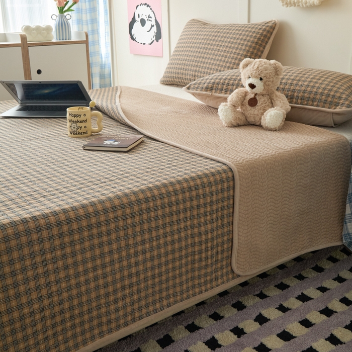 91家纺网 家纺一手货源 找家纺 沐纯家居 2025新款色织水洗棉棉绒（大豆纤维填充）床盖三件套 豆丁-卡其