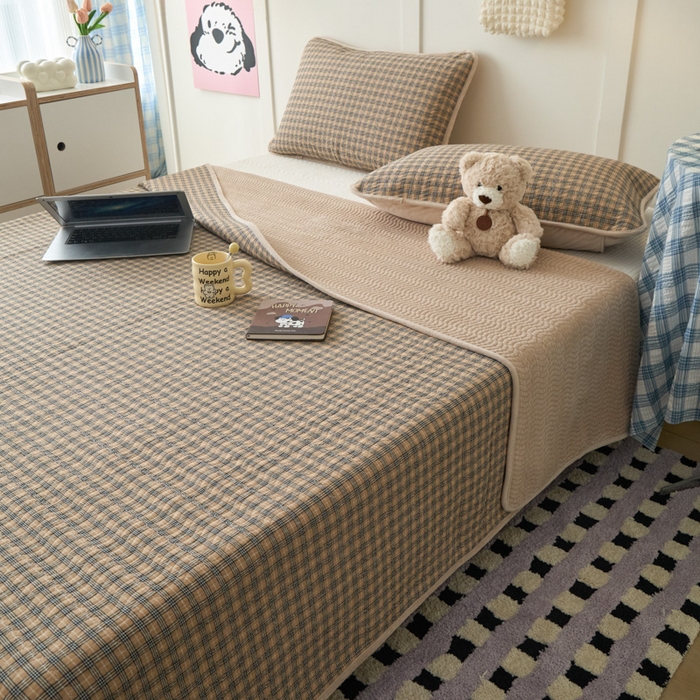 91家纺网 家纺一手货源 找家纺 沐纯家居 2025新款色织水洗棉棉绒（大豆纤维填充）床盖三件套 豆丁-卡其