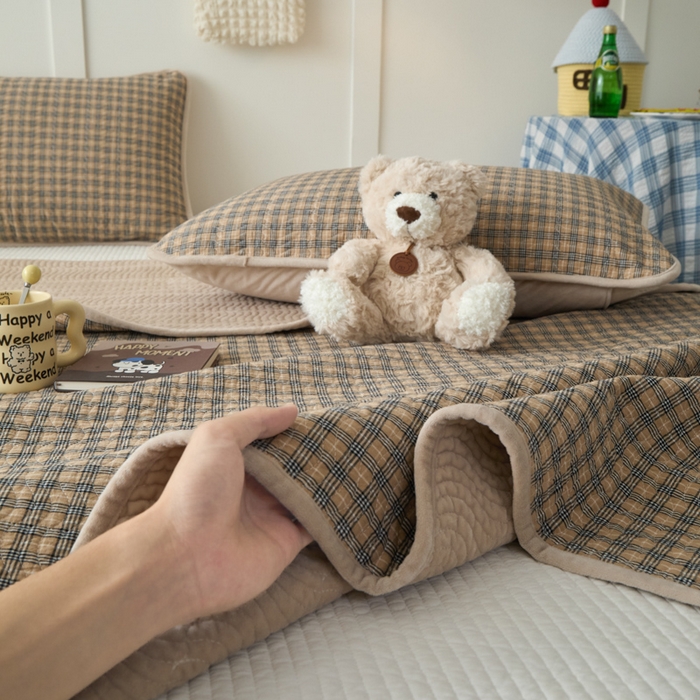 91家纺网 家纺一手货源 找家纺 沐纯家居 2025新款色织水洗棉棉绒（大豆纤维填充）床盖三件套 豆丁-卡其