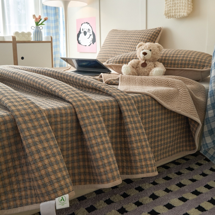 91家纺网 家纺一手货源 找家纺 沐纯家居 2025新款色织水洗棉棉绒（大豆纤维填充）床盖三件套 豆丁-卡其