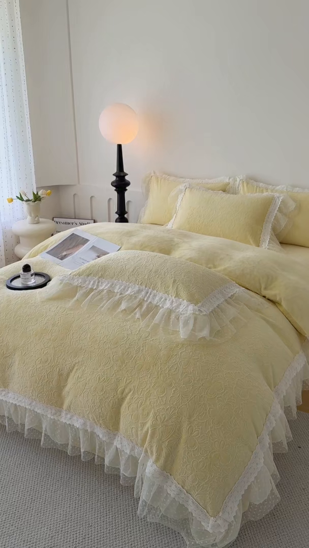 91家纺网 家纺一手货源 找家纺 锦格家纺 2025新款A类高克重雕花牛奶绒花边四件套 幻梦-黄