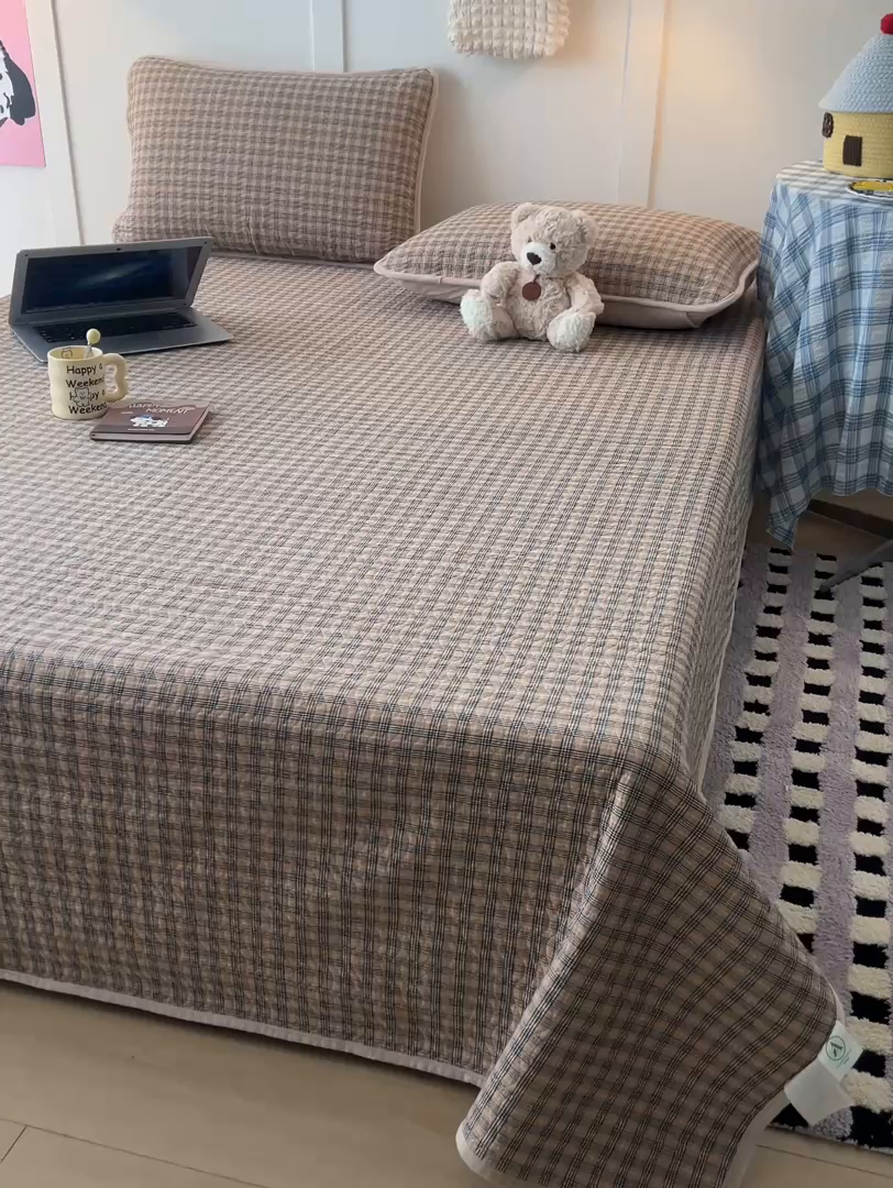 91家纺网 家纺一手货源 找家纺 沐纯家居 2025新款色织水洗棉棉绒（大豆纤维填充）床盖三件套 豆丁-卡其