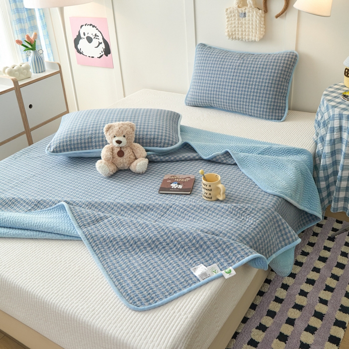 91家纺网 家纺一手货源 找家纺 沐纯家居 2025新款色织水洗棉棉绒（大豆纤维填充）床盖三件套 豆丁-蓝格