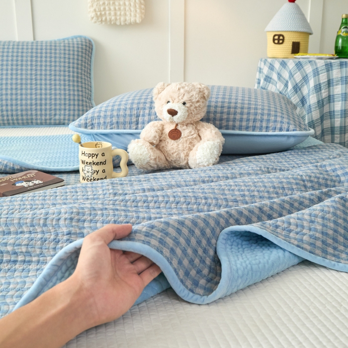 91家纺网 家纺一手货源 找家纺 沐纯家居 2025新款色织水洗棉棉绒（大豆纤维填充）床盖三件套 豆丁-蓝格