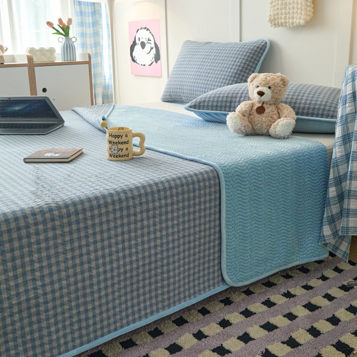 91家纺网 家纺一手货源 找家纺 沐纯家居 2025新款色织水洗棉棉绒（大豆纤维填充）床盖三件套 豆丁-蓝格