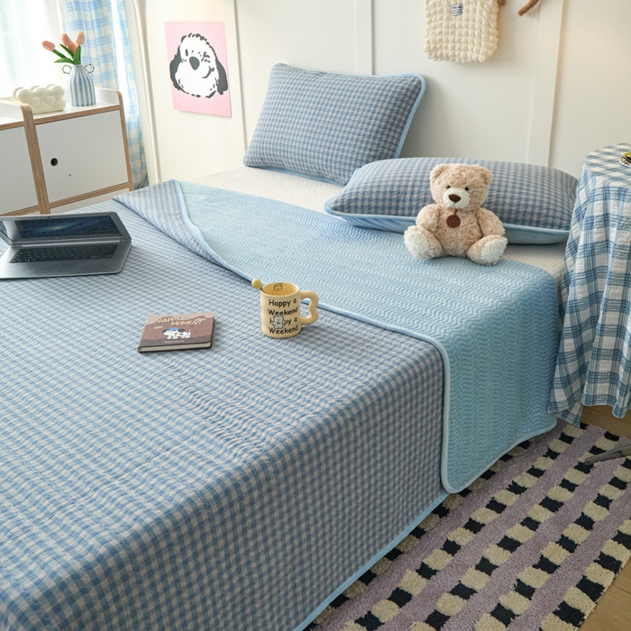 91家纺网 家纺一手货源 找家纺 沐纯家居 2025新款色织水洗棉棉绒（大豆纤维填充）床盖三件套 豆丁-蓝格