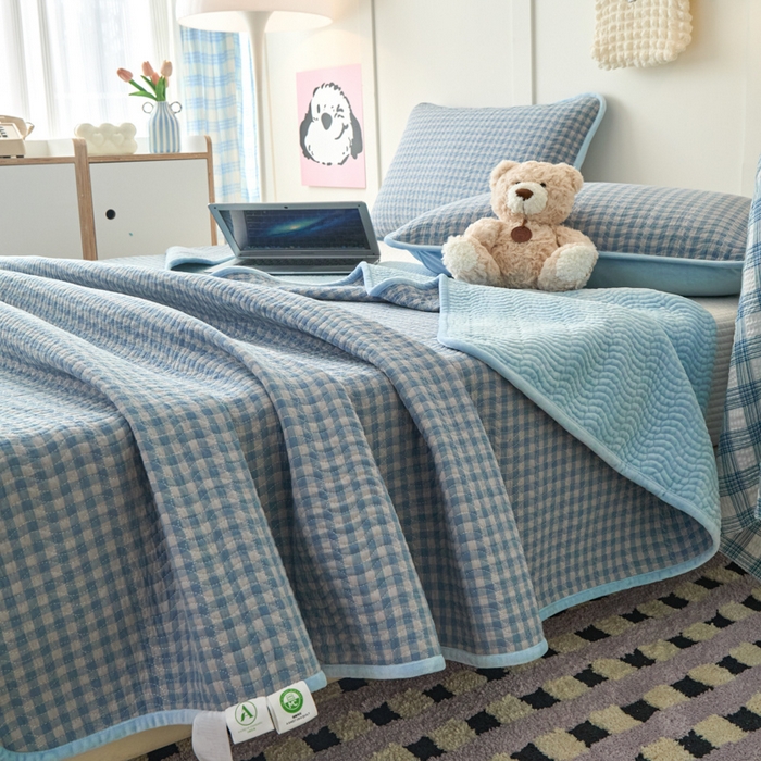 91家纺网 家纺一手货源 找家纺 沐纯家居 2025新款色织水洗棉棉绒（大豆纤维填充）床盖三件套 豆丁-蓝格