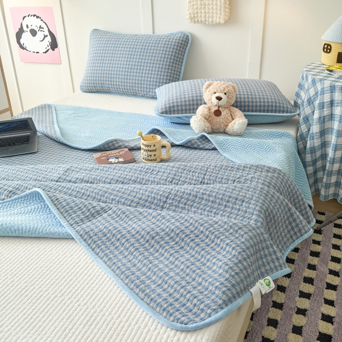 91家纺网 家纺一手货源 找家纺 沐纯家居 2025新款色织水洗棉棉绒（大豆纤维填充）床盖三件套 豆丁-蓝格