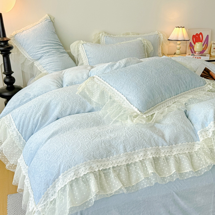 91家纺网 家纺一手货源 找家纺 锦格家纺 2025新款A类高克重雕花牛奶绒花边四件套 幻梦-天蓝