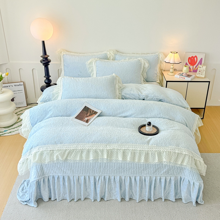 91家纺网 家纺一手货源 找家纺 锦格家纺 2025新款A类高克重雕花牛奶绒花边四件套 幻梦-天蓝