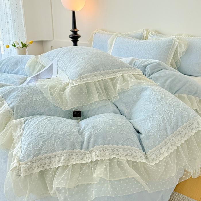 91家纺网 家纺一手货源 找家纺 锦格家纺 2025新款A类高克重雕花牛奶绒花边四件套 幻梦-天蓝