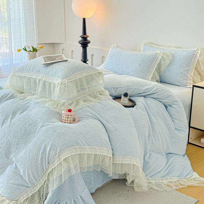 91家纺网 家纺一手货源 找家纺 锦格家纺 2025新款A类高克重雕花牛奶绒花边四件套 幻梦-天蓝