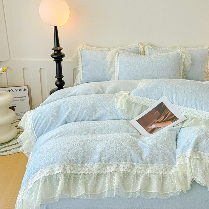 91家纺网 家纺一手货源 找家纺 锦格家纺 2025新款A类高克重雕花牛奶绒花边四件套 幻梦-天蓝