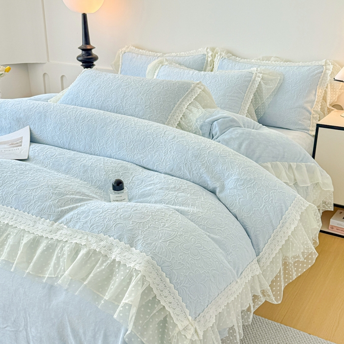 91家纺网 家纺一手货源 找家纺 锦格家纺 2025新款A类高克重雕花牛奶绒花边四件套 幻梦-天蓝
