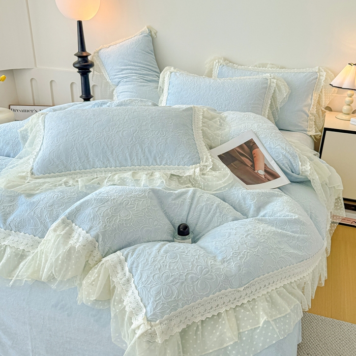 91家纺网 家纺一手货源 找家纺 锦格家纺 2025新款A类高克重雕花牛奶绒花边四件套 幻梦-天蓝