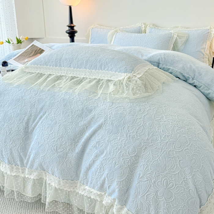 91家纺网 家纺一手货源 找家纺 锦格家纺 2025新款A类高克重雕花牛奶绒花边四件套 幻梦-天蓝