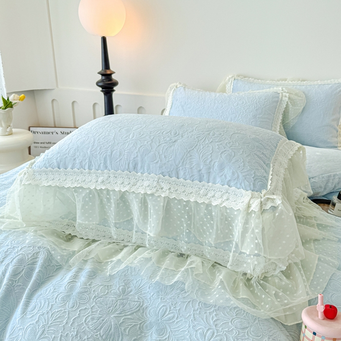 91家纺网 家纺一手货源 找家纺 锦格家纺 2025新款A类高克重雕花牛奶绒花边四件套 幻梦-天蓝