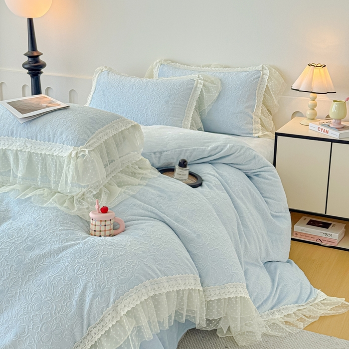 91家纺网 家纺一手货源 找家纺 锦格家纺 2025新款A类高克重雕花牛奶绒花边四件套 幻梦-天蓝