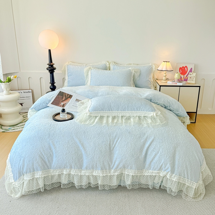 91家纺网 家纺一手货源 找家纺 锦格家纺 2025新款A类高克重雕花牛奶绒花边四件套 幻梦-天蓝