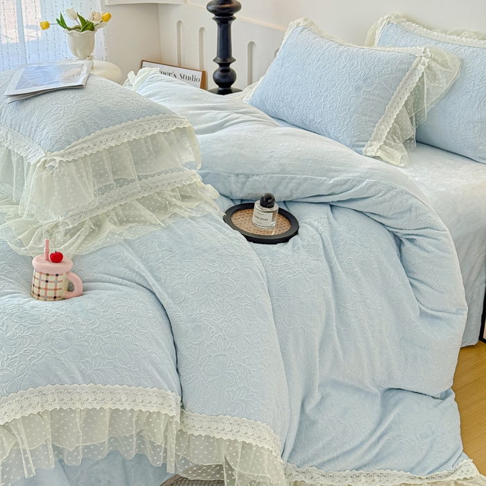 91家纺网 家纺一手货源 找家纺 锦格家纺 2025新款A类高克重雕花牛奶绒花边四件套 幻梦-天蓝