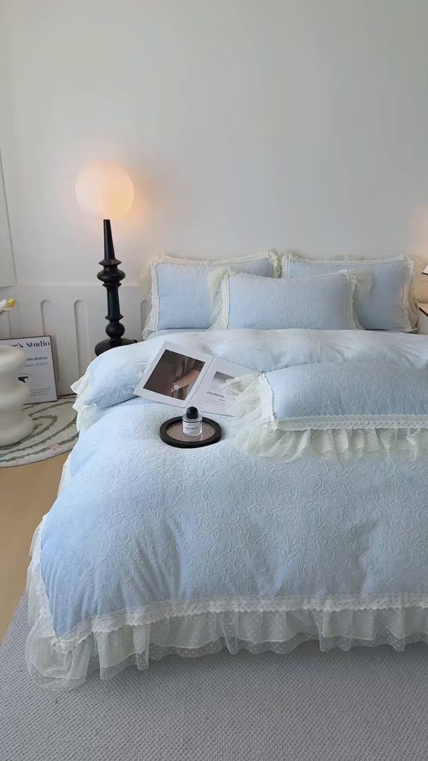 91家纺网 家纺一手货源 找家纺 锦格家纺 2025新款A类高克重雕花牛奶绒花边四件套 幻梦-天蓝