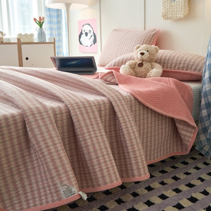 91家纺网 家纺一手货源 找家纺 沐纯家居 2025新款色织水洗棉棉绒（大豆纤维填充）床盖三件套 柠檬-粉