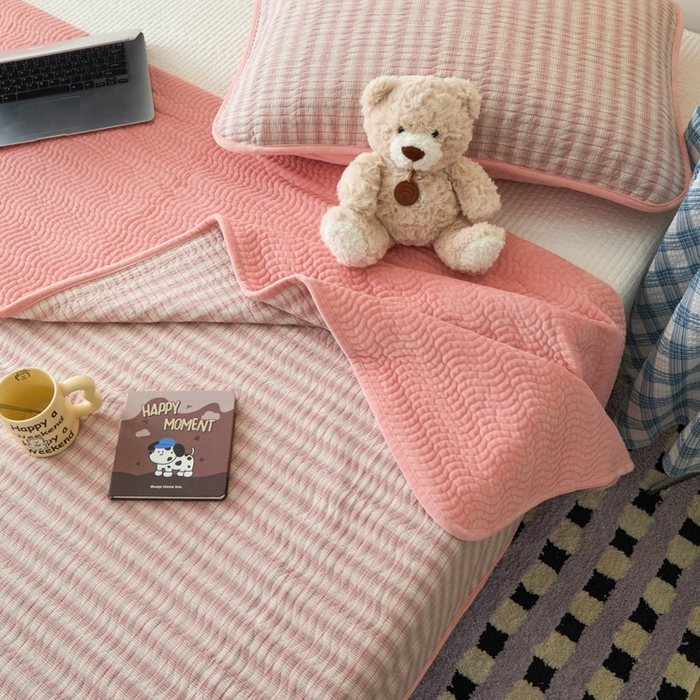 91家纺网 家纺一手货源 找家纺 沐纯家居 2025新款色织水洗棉棉绒（大豆纤维填充）床盖三件套 柠檬-粉