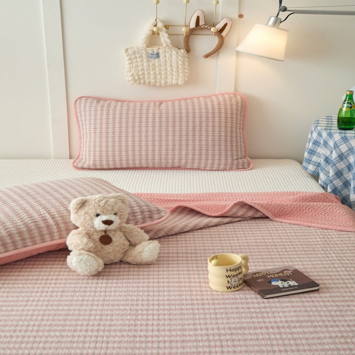 91家纺网 家纺一手货源 找家纺 沐纯家居 2025新款色织水洗棉棉绒（大豆纤维填充）床盖三件套 柠檬-粉