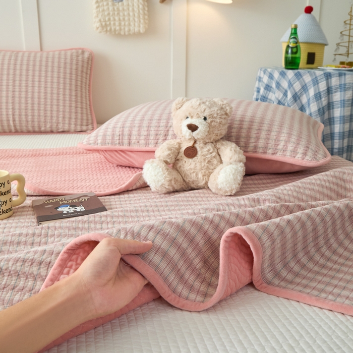 91家纺网 家纺一手货源 找家纺 沐纯家居 2025新款色织水洗棉棉绒（大豆纤维填充）床盖三件套 柠檬-粉