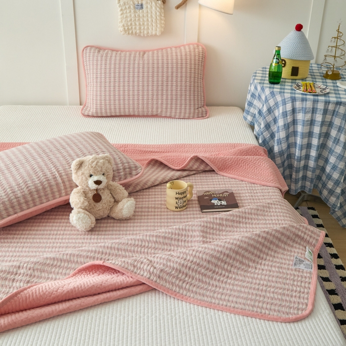 91家纺网 家纺一手货源 找家纺 沐纯家居 2025新款色织水洗棉棉绒（大豆纤维填充）床盖三件套 柠檬-粉